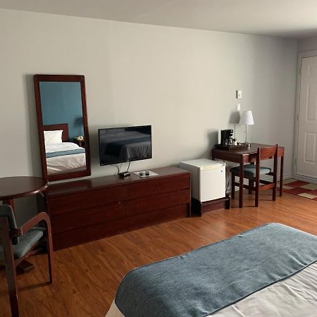 Motel Le Rond Point Metabetchouan-Lac-a-la-Croix Екстер'єр фото