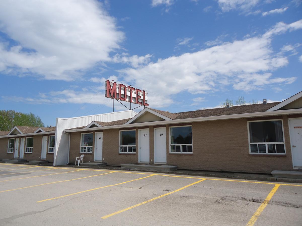 Motel Le Rond Point Metabetchouan-Lac-a-la-Croix Екстер'єр фото