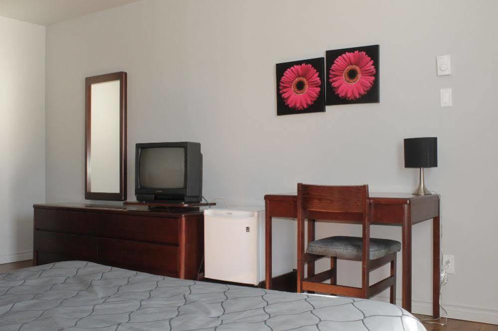 Motel Le Rond Point Metabetchouan-Lac-a-la-Croix Екстер'єр фото