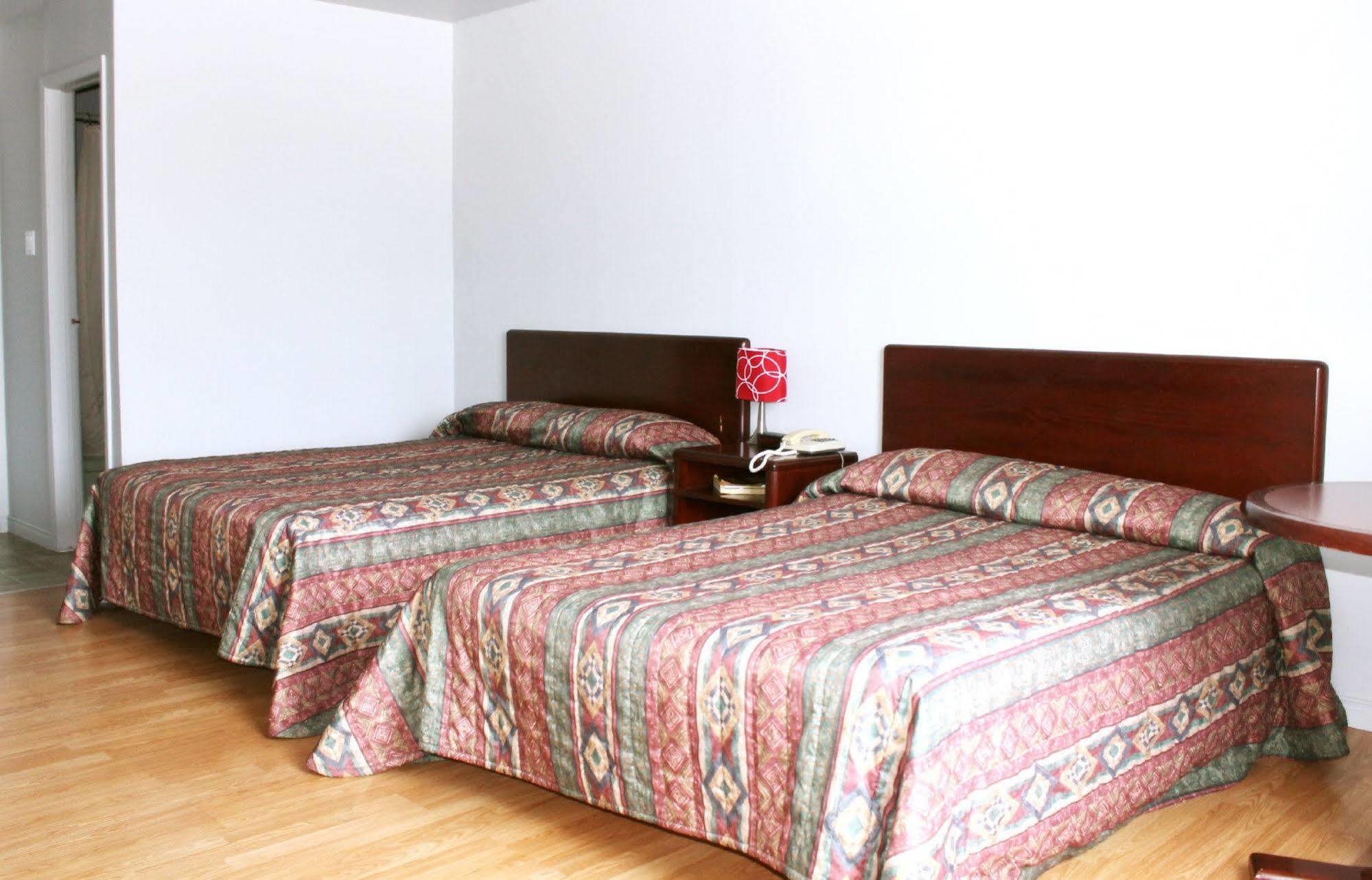 Motel Le Rond Point Metabetchouan-Lac-a-la-Croix Екстер'єр фото