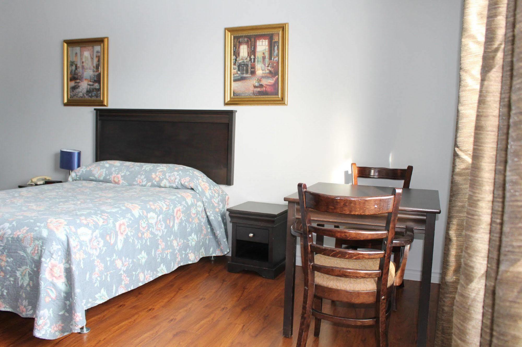 Motel Le Rond Point Metabetchouan-Lac-a-la-Croix Екстер'єр фото
