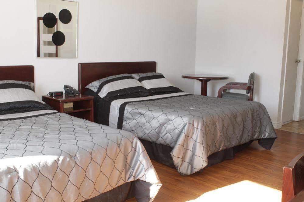 Motel Le Rond Point Metabetchouan-Lac-a-la-Croix Екстер'єр фото