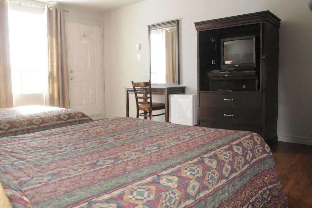 Motel Le Rond Point Metabetchouan-Lac-a-la-Croix Екстер'єр фото