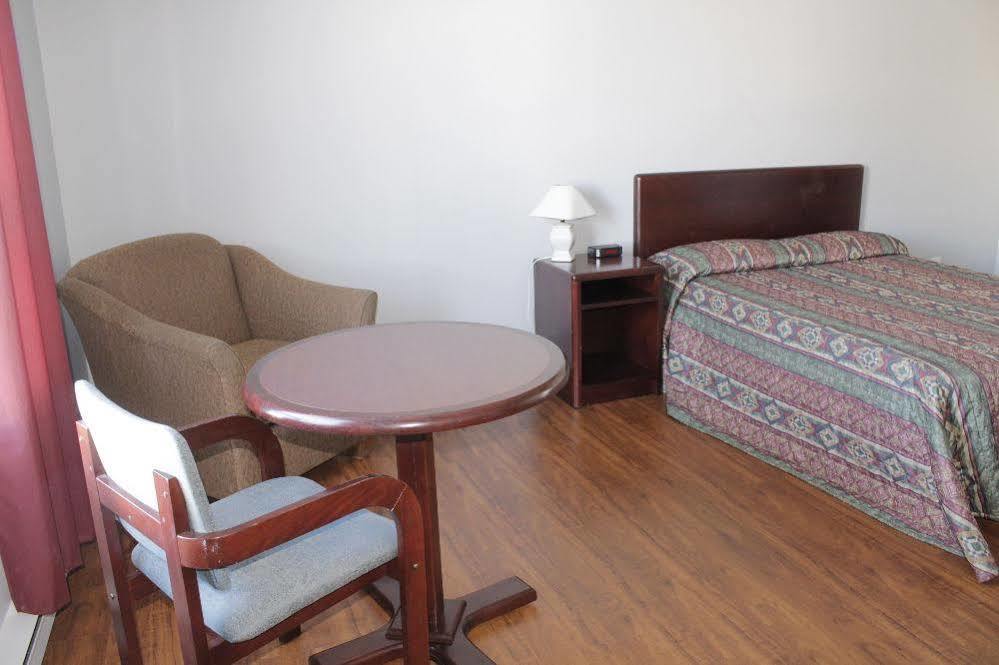 Motel Le Rond Point Metabetchouan-Lac-a-la-Croix Екстер'єр фото