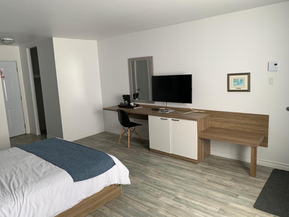 Motel Le Rond Point Metabetchouan-Lac-a-la-Croix Екстер'єр фото