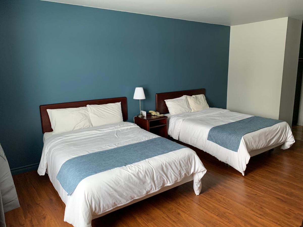 Motel Le Rond Point Metabetchouan-Lac-a-la-Croix Екстер'єр фото