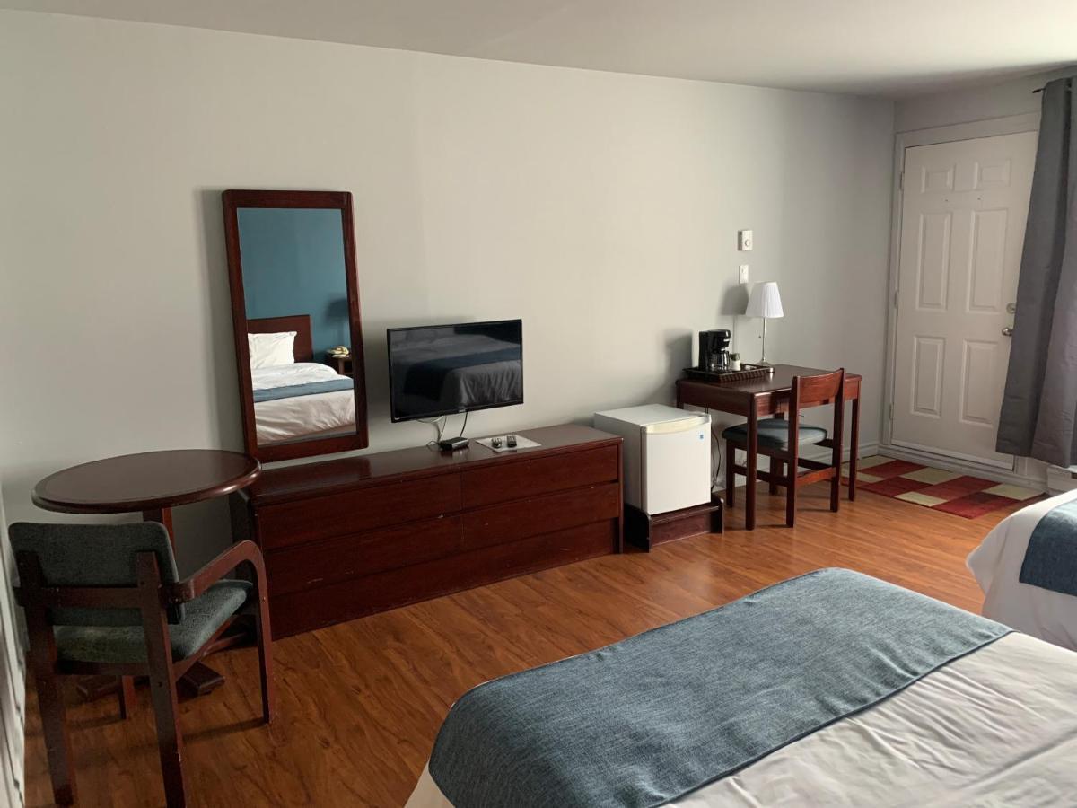 Motel Le Rond Point Metabetchouan-Lac-a-la-Croix Екстер'єр фото