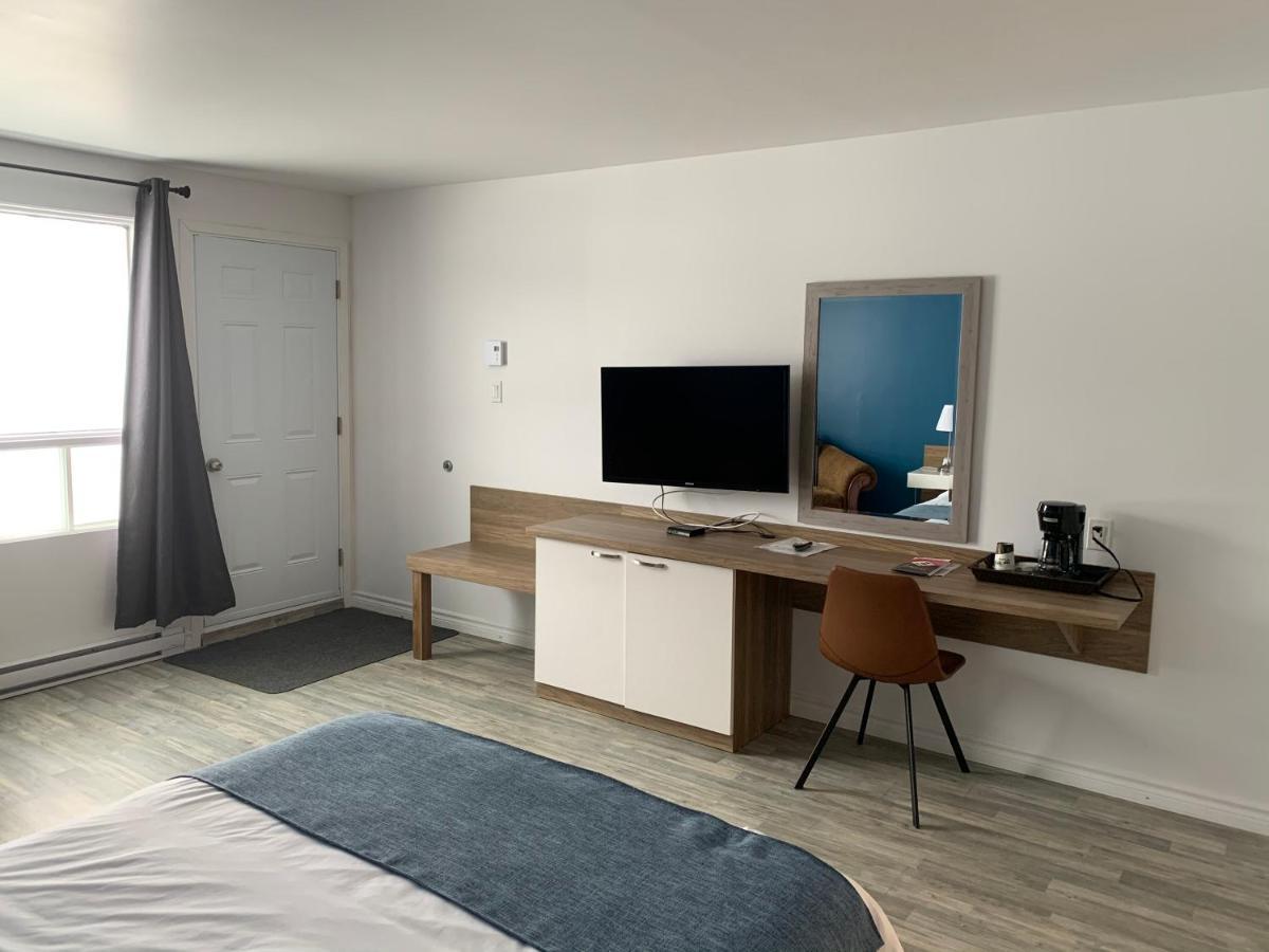 Motel Le Rond Point Metabetchouan-Lac-a-la-Croix Екстер'єр фото
