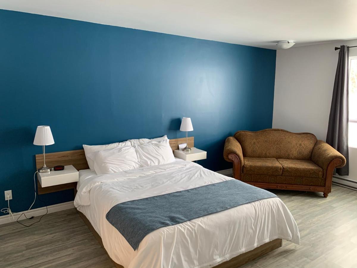 Motel Le Rond Point Metabetchouan-Lac-a-la-Croix Екстер'єр фото